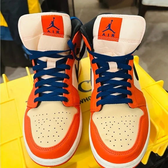 Air Jordon 1 Mids SE - Picture 5 of 8